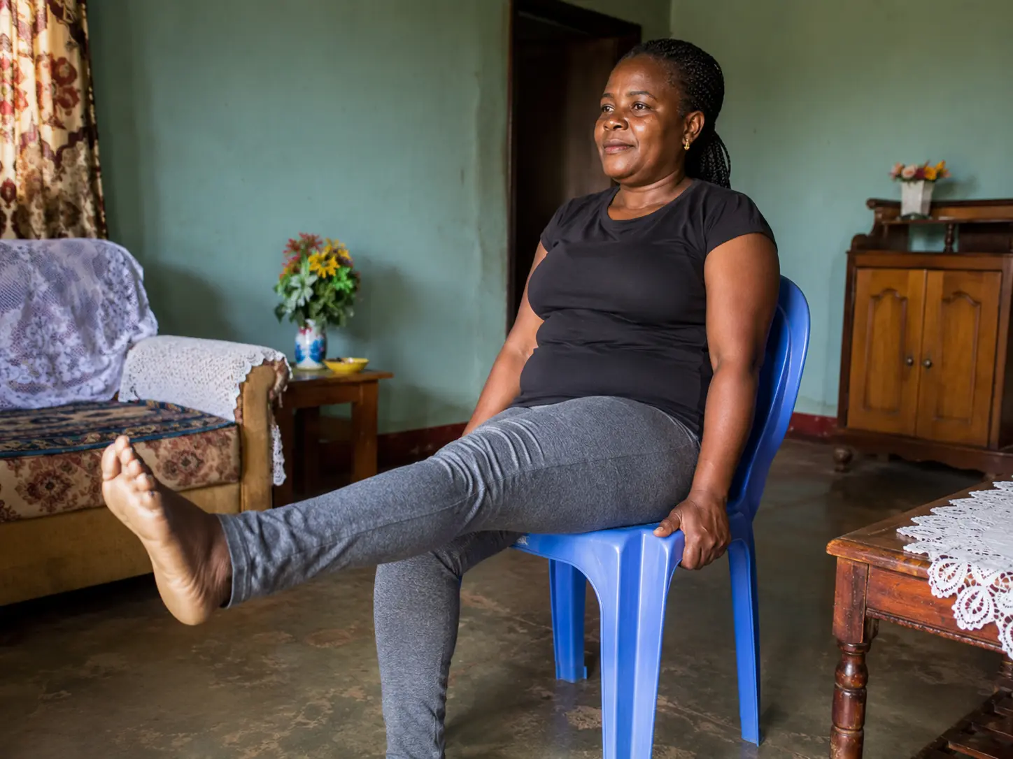 Exercice simple de renforcement des cuisses assis sur une chaise