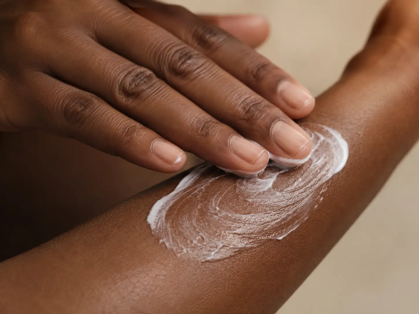 Application d'une crème par massage circulaire sur l'avant-bras